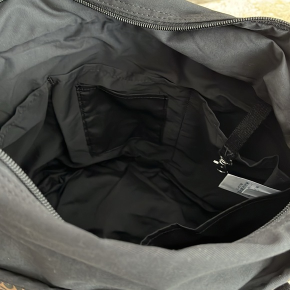 Lands End Tote . Like NEW condition . Medium size - Picture 4 of 4